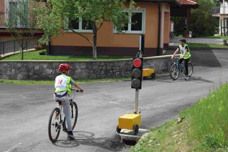 Na semaforju gori rdeča luč s